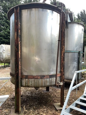 3,600 L S/S Vertical Enclsoed Storage Tank