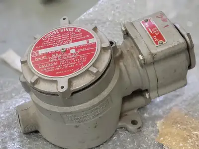 NEW CROUSE-HINDS FSQ-FSQC-230