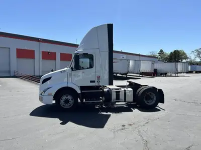 USED 2022 VOLVO VNR42T300