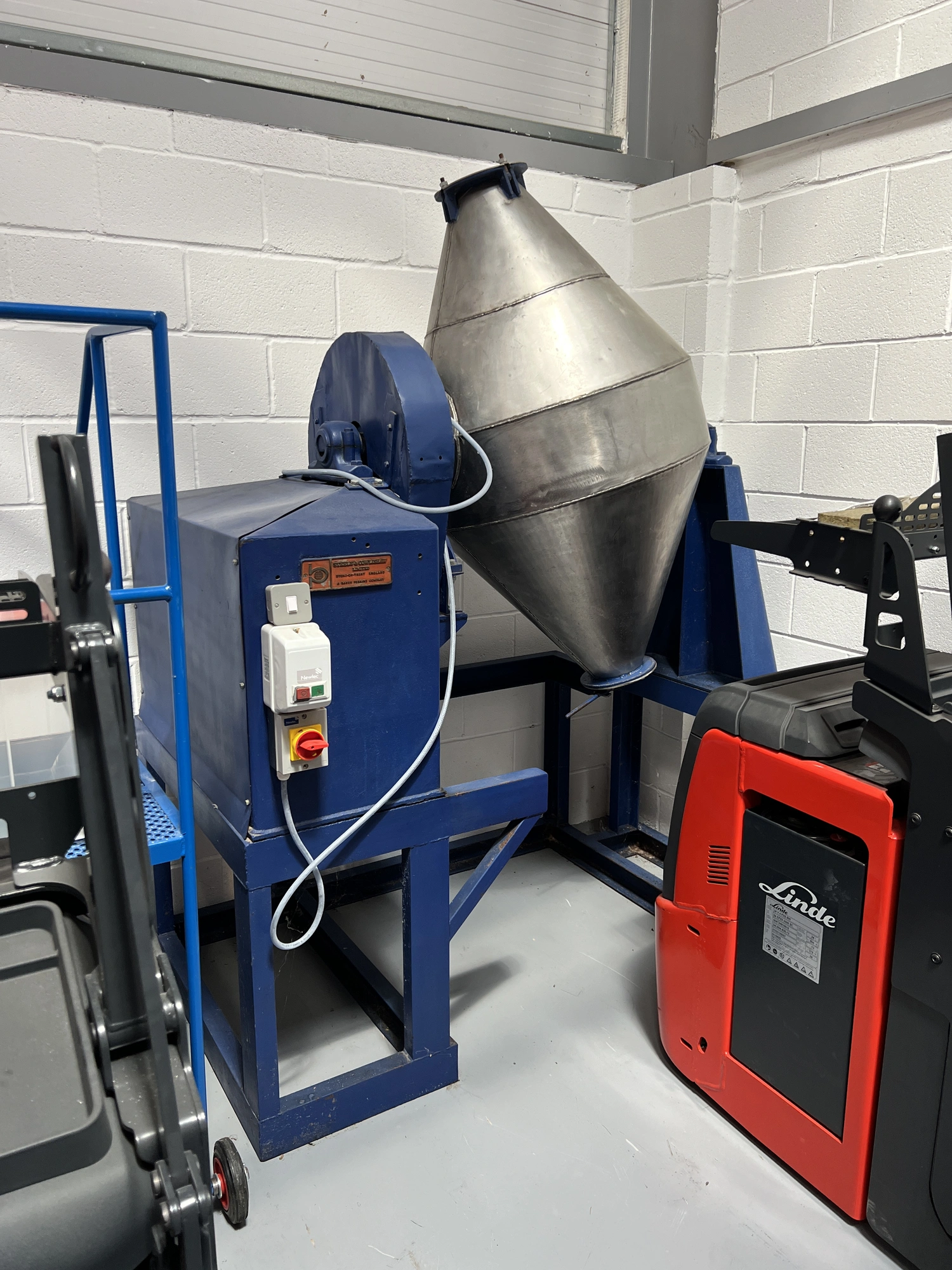 200L S/S Cowlishaw Oblicone Blender