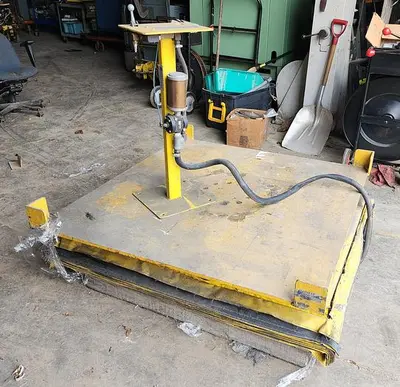 JOMAT Industries 4000 lb Pneumatic Lift w/48" x 50" Rotary Turntable