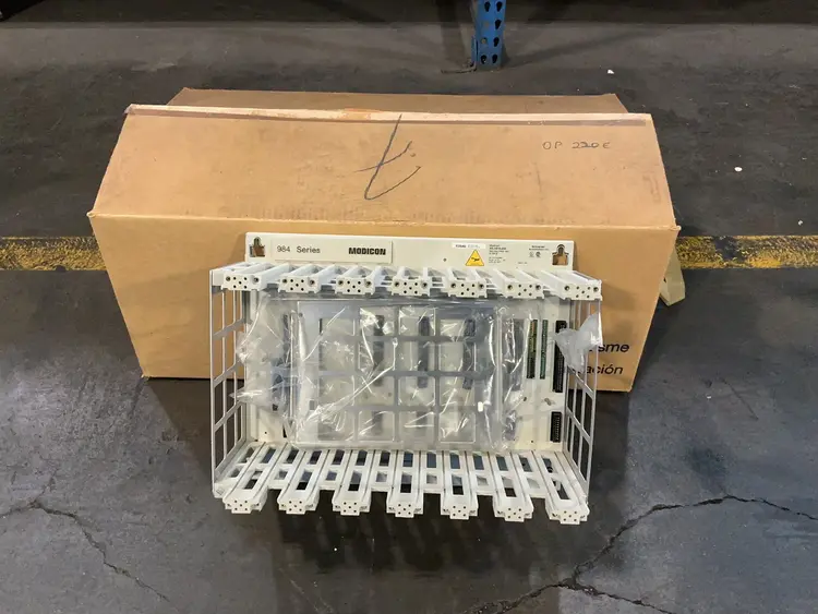 Used SCHNEIDER ELECTRIC ASH819209 PLC Chassis Ohio US | HGR 24 #1406221