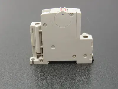 IDEC NC1V-1100 Circuit Breaker 2A 3A 220vAC/65vDC 1-Pole Lot of 12