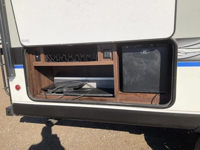 USED 2018 WHITE HAWK 23MRB