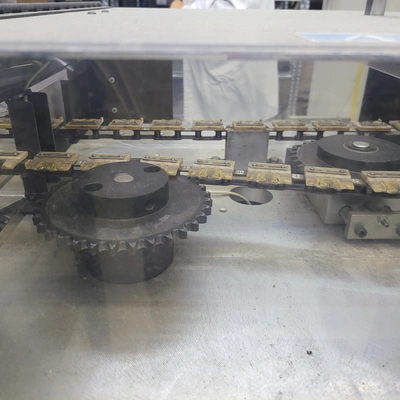 2005 UNIVERSAL RAD 8XT (6380B) RADIAL INSERTION MACHINE Radial | Tekmart International Inc. (11)