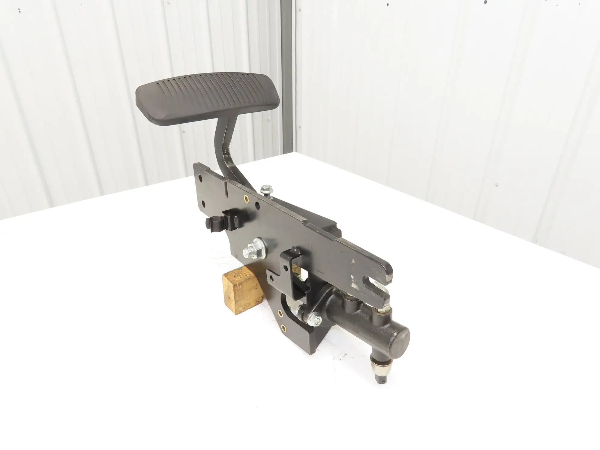 Hyster E80XN Forklift Brake Pedal & Master Cylinder & Bracket Assembly