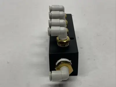 PCM20-250-04B, KQ2L06-01AS | Polyconn PCM20-250-04B Pneumatic Manifold w/ 5x SMC KQ2L06-01AS Fittings - Used