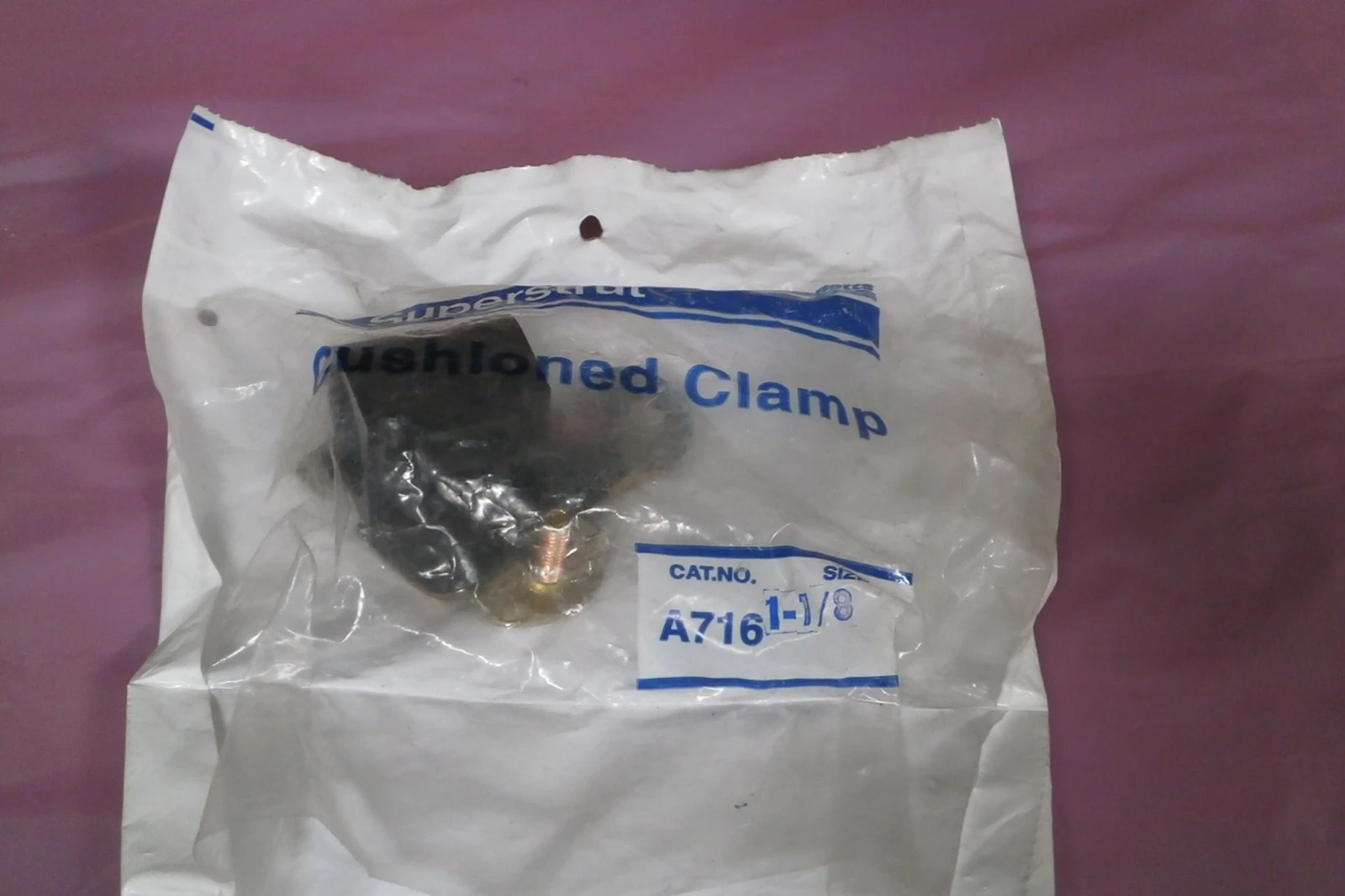 NEW THOMAS & BETTS 1 1/8 SUPERSTRUT CUSHIONED CLAMP