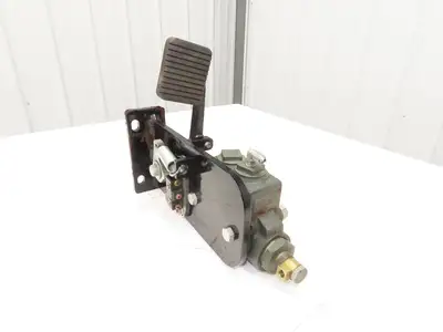 Landoll LSC30 Hydraulic Brake Pedal Master Cylinder Assembly Off LSC30 Forklift