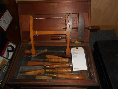 8283-385 ANTIQUE WOODWORKERS WOOD TOOL BOX WITH TOOLS