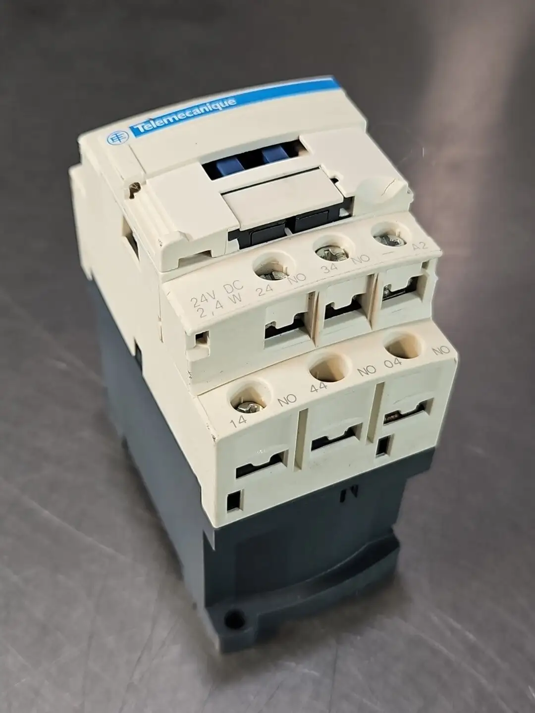 Telemecanique CAD50BL Control Relay 600vac 24vdc (BIN453)