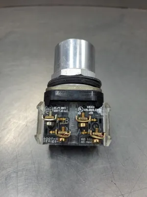 ALLEN BRADLEY 800T-A SER T NEMA 4.13 BLACK PUSHBUTTON SWITCH w/1 CONTACT. 4D-8
