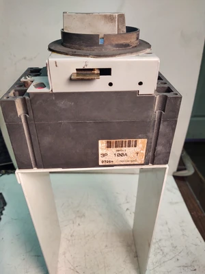 Mitsubishi MJII Molding Machine 100 Amp On Off Switch GE TED134100WL With Stand