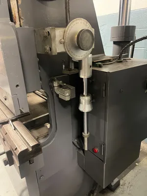 1989 ACCURPRESS 7606 Press Brake | Universal Press & Machinery (UPM) (2)