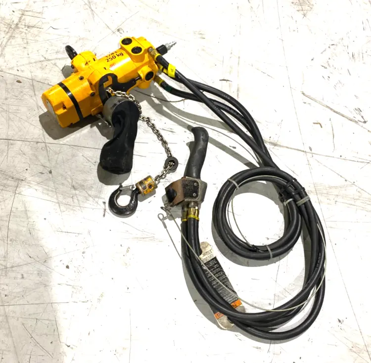 Used INGERSOLL RAND AIR CHAIN HOIST 1/4 TON, 550LBS, CLK SERIES Misc Industrial Equipment | Maverick Industrial Sales #1112631