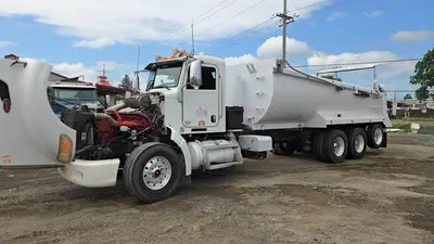 USED 2013 PETERBILT 386