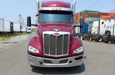 USED 2022 PETERBILT 579