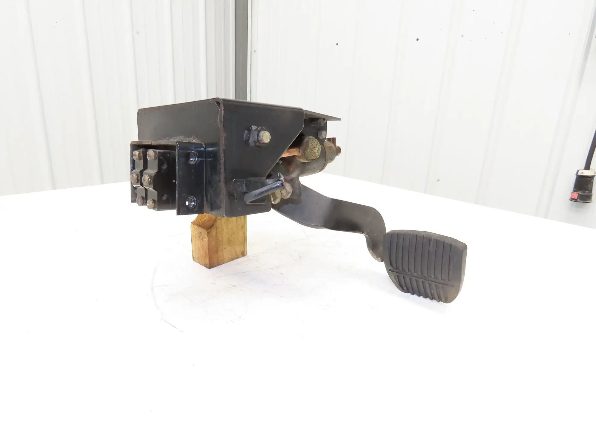 Toyota 5FBE15 Electric Forklift Hydraulic Brake Pedal Master Cylinder Assembly