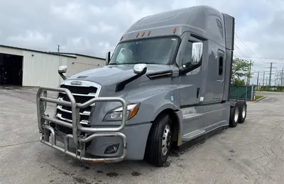 USED 2021 FREIGHTLINER PT126SLP - CASCADIA