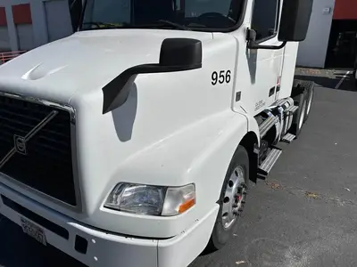 USED 2015 VOLVO VNM64T200