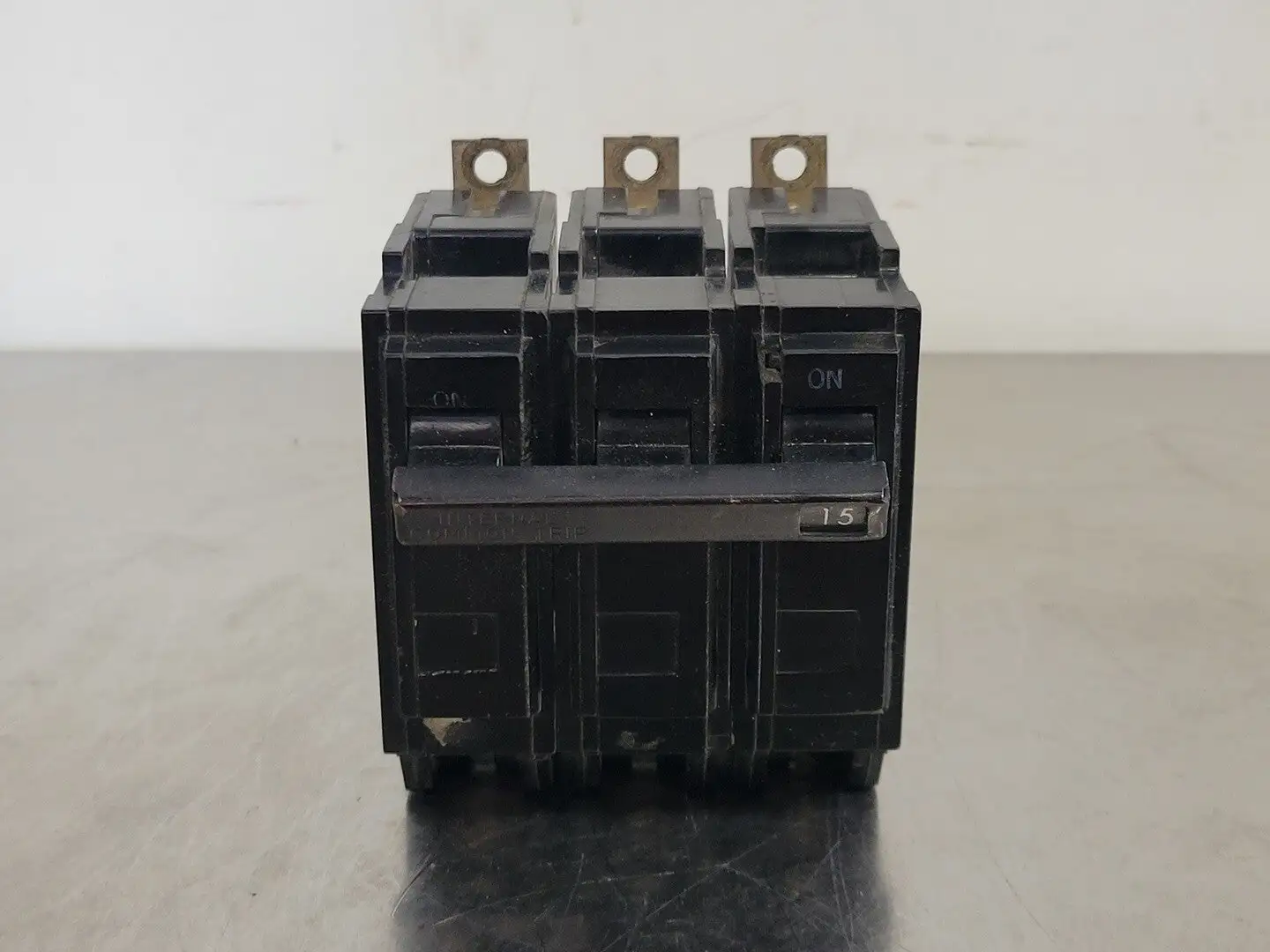 15 Amp, 3 Pole, 240 volts Circuit Breaker