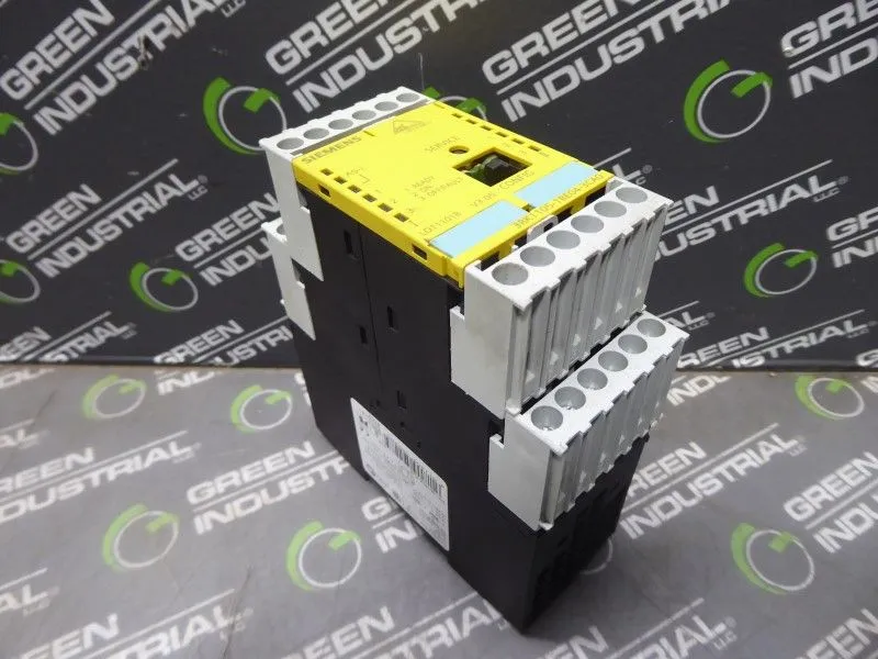 Siemens 3RK1105-1BE04-3CA0 Sirius Safety Relay Module Used