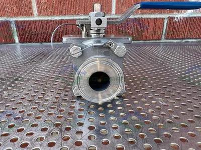 USED PBM SIC-E5X-D-F04D STAINLESS STEEL BALL VALVE W/ 1" SANITARY FITTING