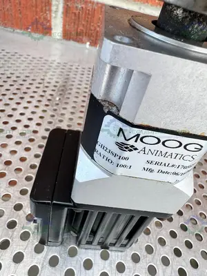 USED MOOG SM23165DT-DE INTEGRATED SERVO SMART MOTOR W/ MOOG GH23SP100 GEAR BOX 100:1
