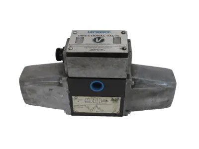 NEW VICKERS 524698 SOLENOID VALVE PA5DG4S4LW010N51