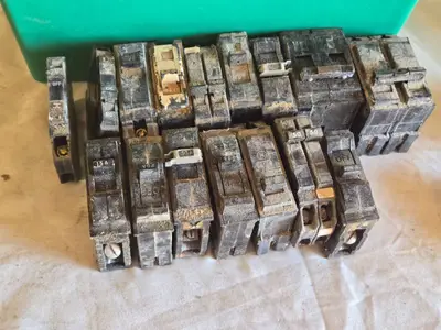 General Electric Circuit Breakers, Electrical Parts and Accessories - Unkown Condition