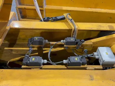 (4) 20 TON (160,000 LBS TOTAL) RAILWAY / NEUERO HEAVY DUTY MOBILE VERTICAL LIFT JACKS: YOBRO #23870