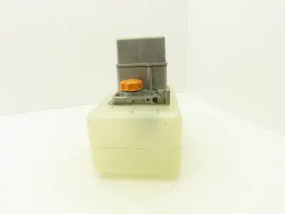 Showa LCB 4 Lubrication Oil Pump Machine Oiler 6L Tank 0.1 L/Min 200V
