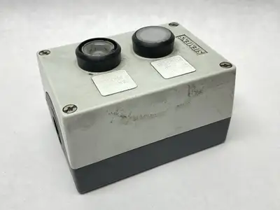 Used SIEMENS PUSHBUTTON ENCLOSURE ASSEMBLY W/ WHITE ILLUMINATED Electrical Boxes Michigan US | Maverick Industrial Sales #1092932