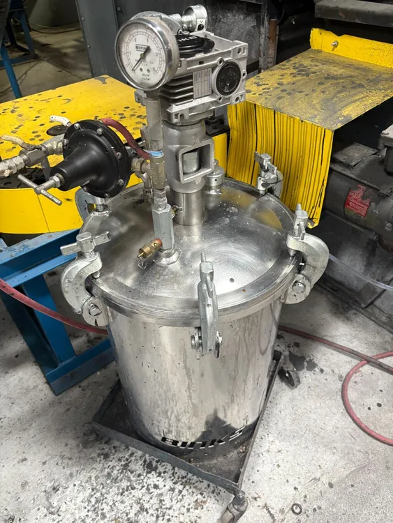BINKS 5-GALLON PRESSURE POTS | Levy Recovery Group