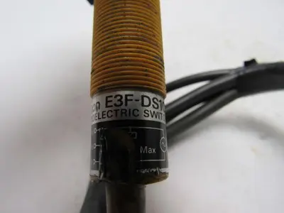 Omron E3F-DS10Z1 Photoelectric Proximity Sensor 24-240VAC 18mm