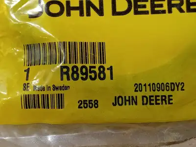 NEW JOHN DEERE R89581