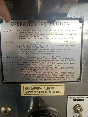 KBC MACHINERY BAV-700PF VERTICAL BANDSAW W/ POWERFEED. STOCK #0679824