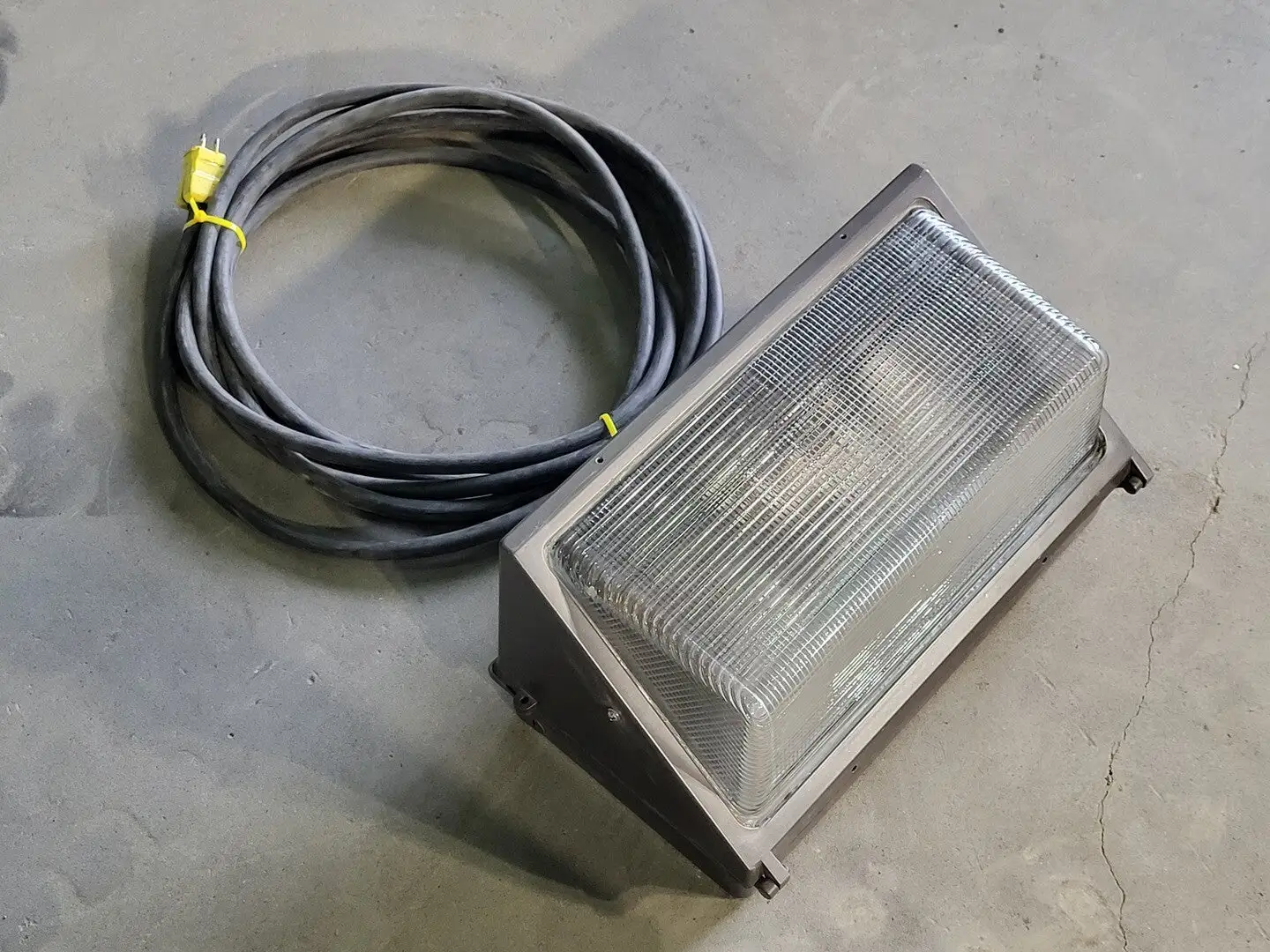 USED LITHONIA LIGHTING TWR2-250M-120-347-LPI-CSA
