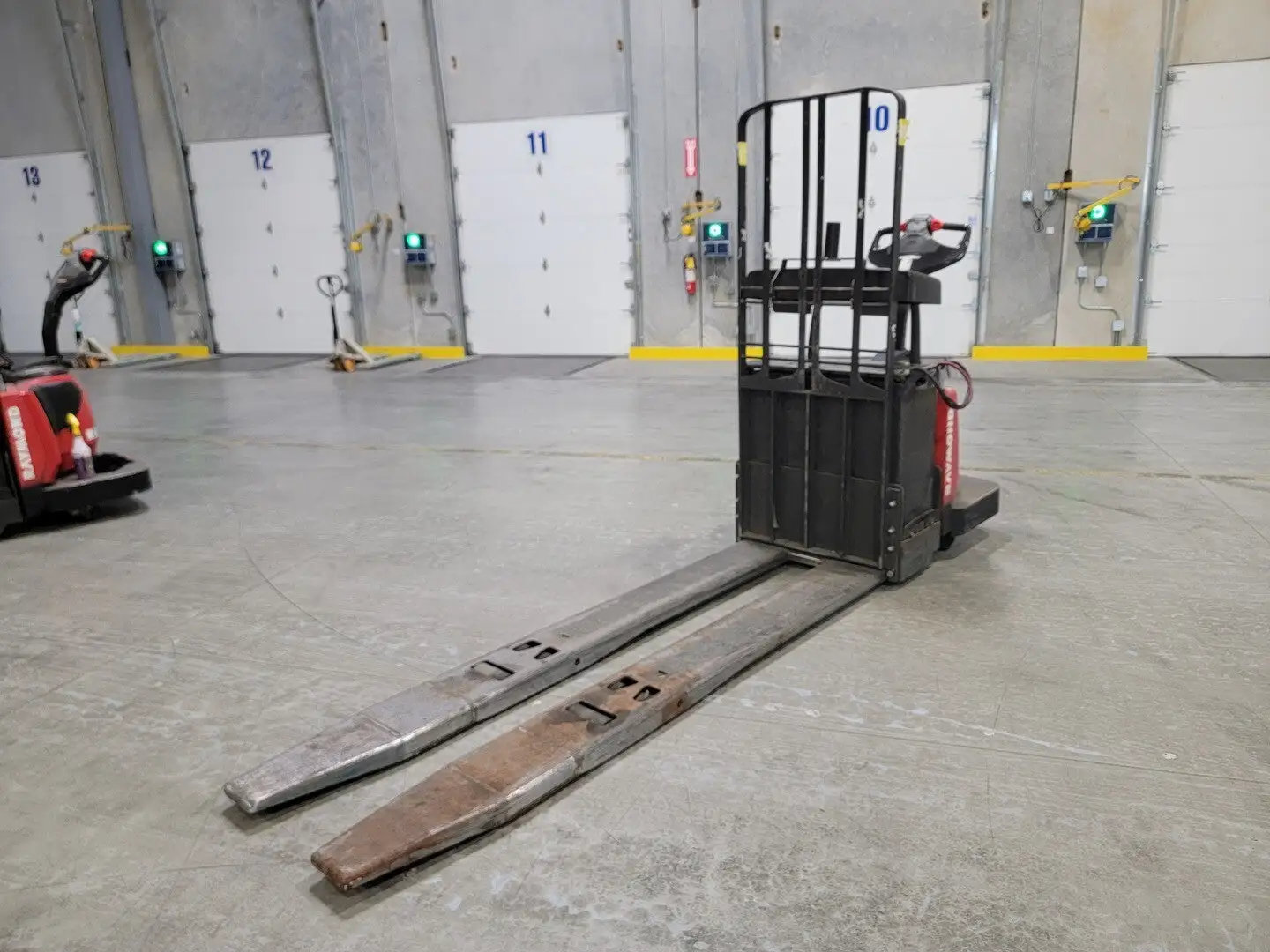 USED RAYMOND 8410