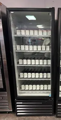 ROYAL VENDORS RVCF-027 SINGLE GLASS DOOR REFRIGERATOR MERCHANDISER USED