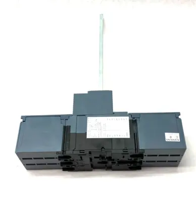 USED SIEMENS CIRCUIT BREAKER 3-POLE W/ ACCESSORY
