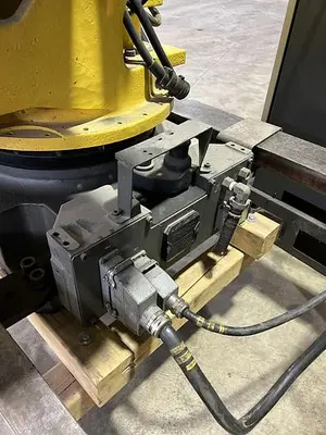 Used 2002 FANUC R-2000IA/165R Robots Michigan US | Aucto #1332264