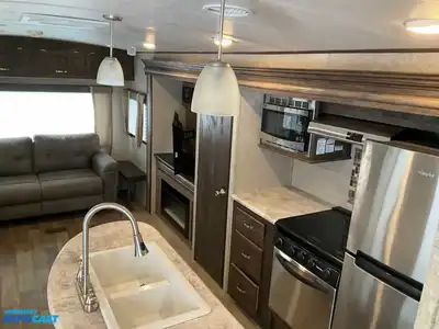 USED 2018 FOREST RIVER VIBE 288RLS