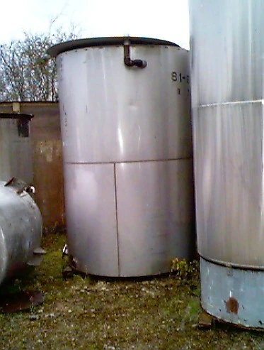 4200 L S/S Vertical Enclosed Tank