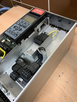 Danfoss VLT6006 HVAC Drive GT4CN1STR3DLF00A00C0 3.7kW/5Hp 380/460VAC Garantie
