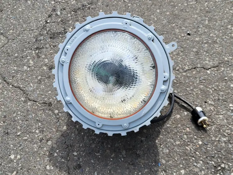 Used PETROLUX F033-0034-GR Lighting British Columbia CA | Lenmark #252421