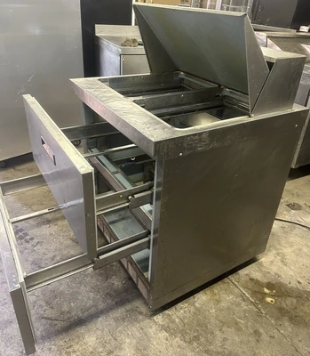 174-0135 Delfield 32” Self Contained Sandwich Prep Table Cooler