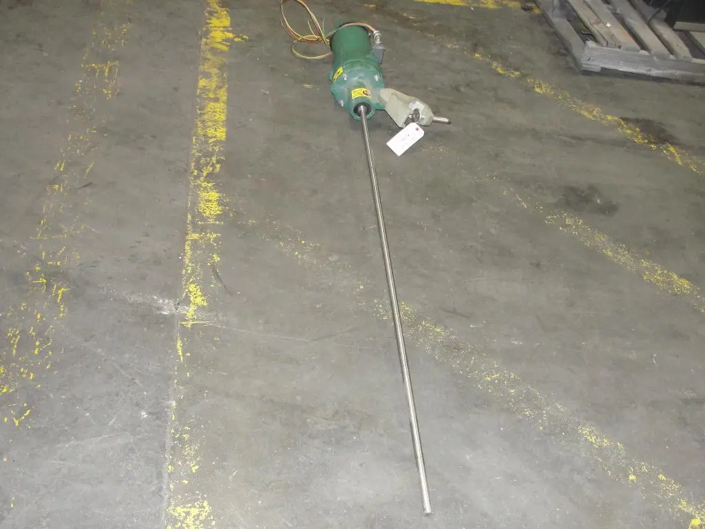 USED LIGHTNIN FV5P33