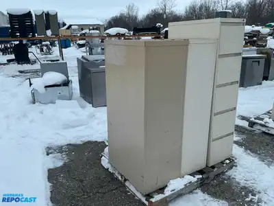 Metal filing cabinet with 4 drawers and handles approx. 17”x27”x62”