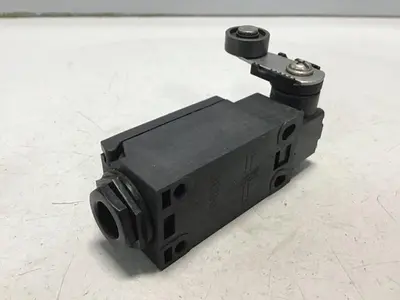 USED OMRON D4N-1122
